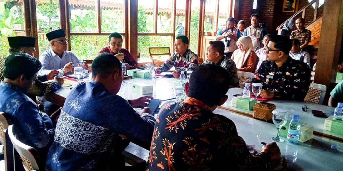 Bupati Lambar Minta Dinas PUPR Penanganan Ruas Jalan Terdampak Longsor