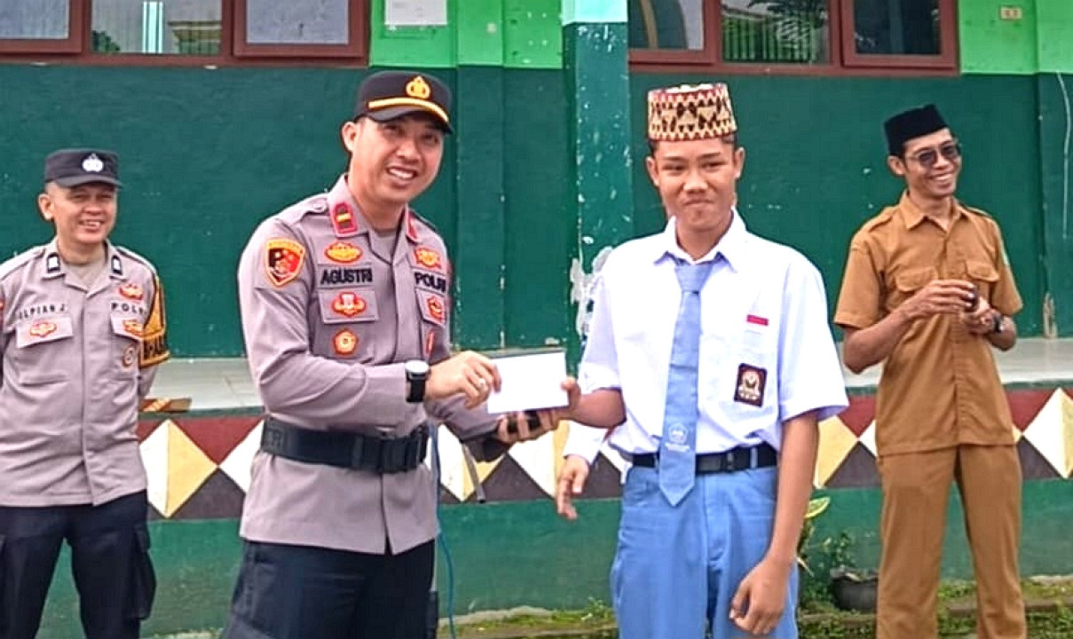 Kapolsek Pugung jadi Pembina Upacara di SMK Nurul Falah