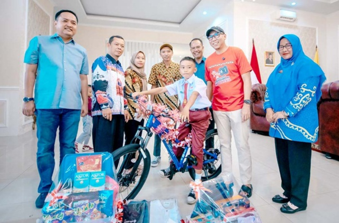 Aksi Viral Raihan Panjat Tiang Bendera, Gubernur Mirza Beri Hadiah Sepeda hingga Tabungan