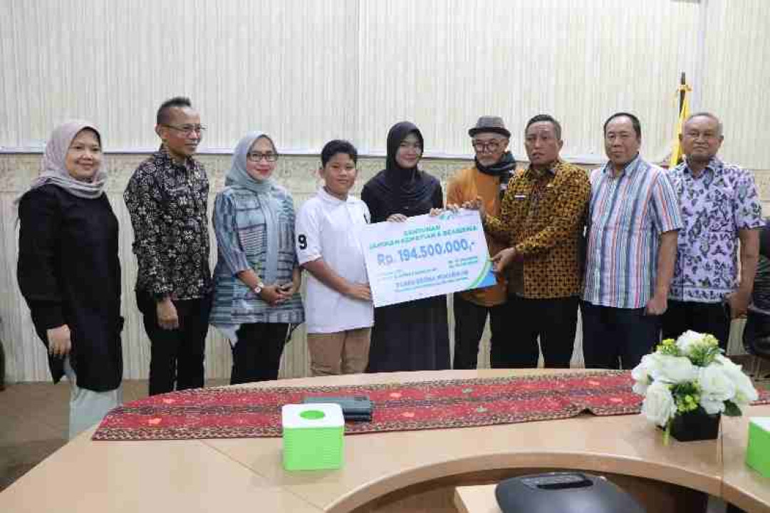 Dinas Kominfotik dan BPJS Ketenagakerjaan Serahkan Santunan Sosial kepada Keluarga Almarhum PTHL