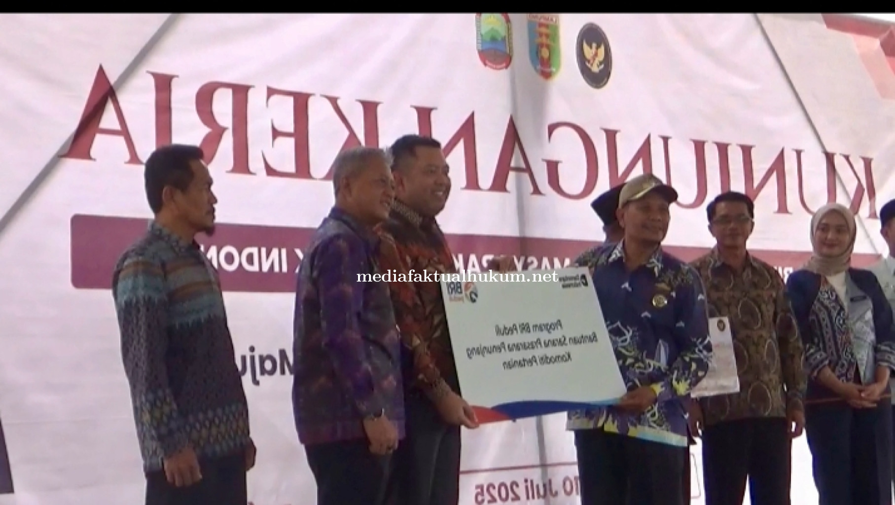 Kunjungi Lampung Selatan Menko Pemberdayaan Masyarakat Serahkan Bantuan Alsintan