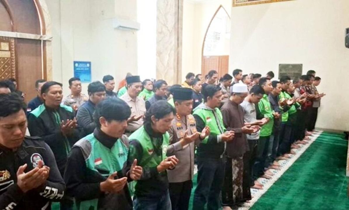 Kapolresta Bogor dan Komunitas Ojol Gelar Salat Gaib Doakan Affan Kurniawan