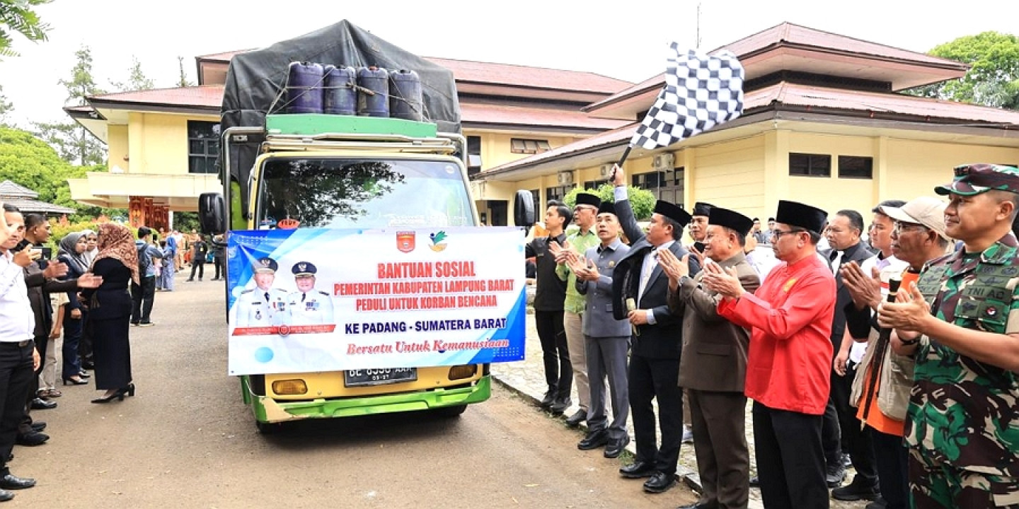 Bupati Parosil Mabsus Lepas Bantuan Pemkab Lampung Barat untuk Sumatera Barat