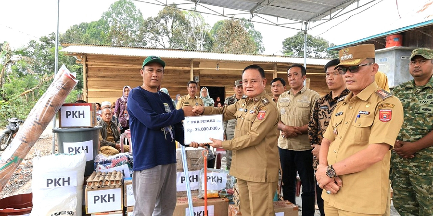 Wabup Serahkan Bantuan Rp25 Juta untuk Korban Kebakaran di Pekon Balak