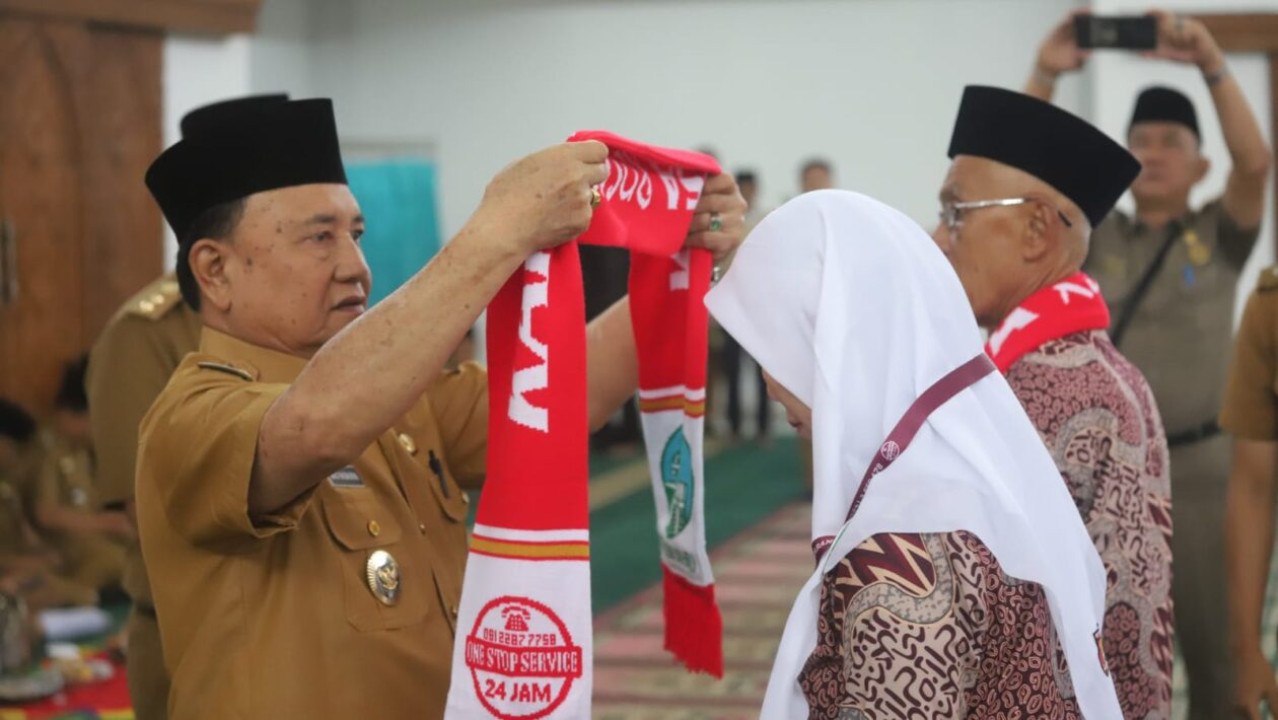 Mad Hasnurin Lepas 53 Jamaah Umroh Asal Lambar, Arrumaisya Jamaah Termuda