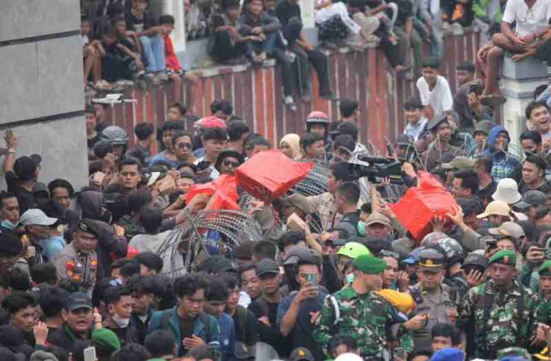 Momen Kebersamaan Disela Unjuk Rasa Mahasiswa