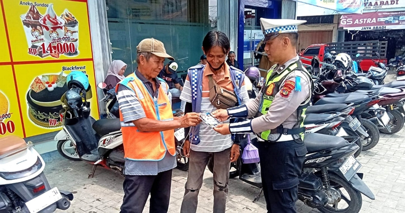 Operasi Patuh Krakatau 2026, Satlantas Polres Bagikan Brosur dan Pasang Banner 