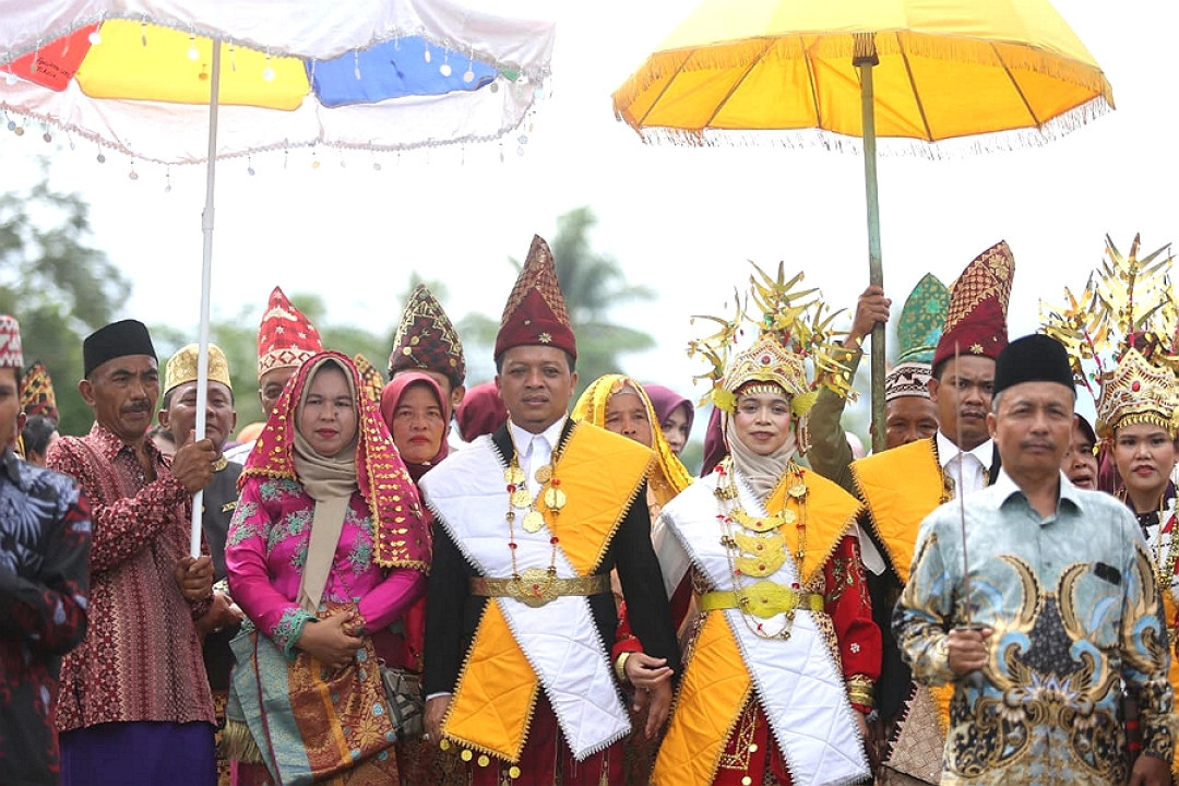 Angkon Muakhi di Pardasuka, Bupati Terima Gelar Khaja Pengayom Negara Pamungkas