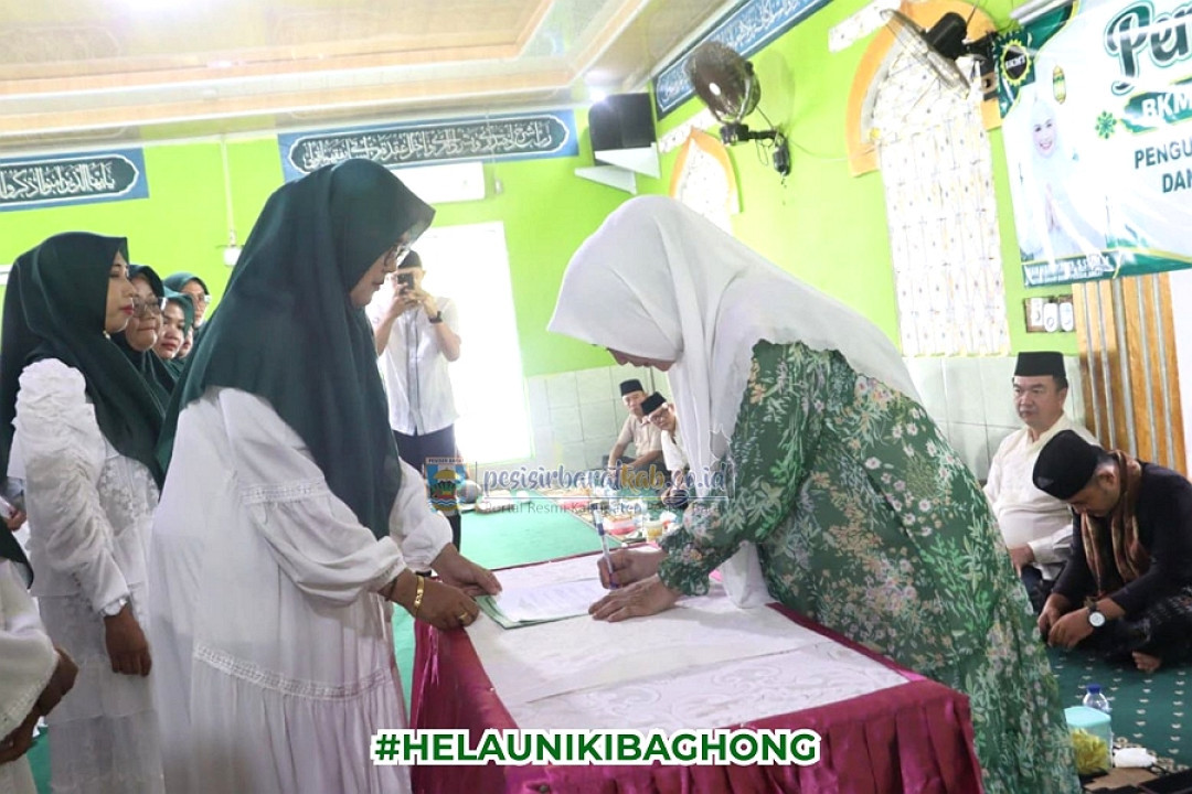 Pelantikan Pengurus Risma Krui Selatan Warnai Pengajian BKMT di Balai Kencana