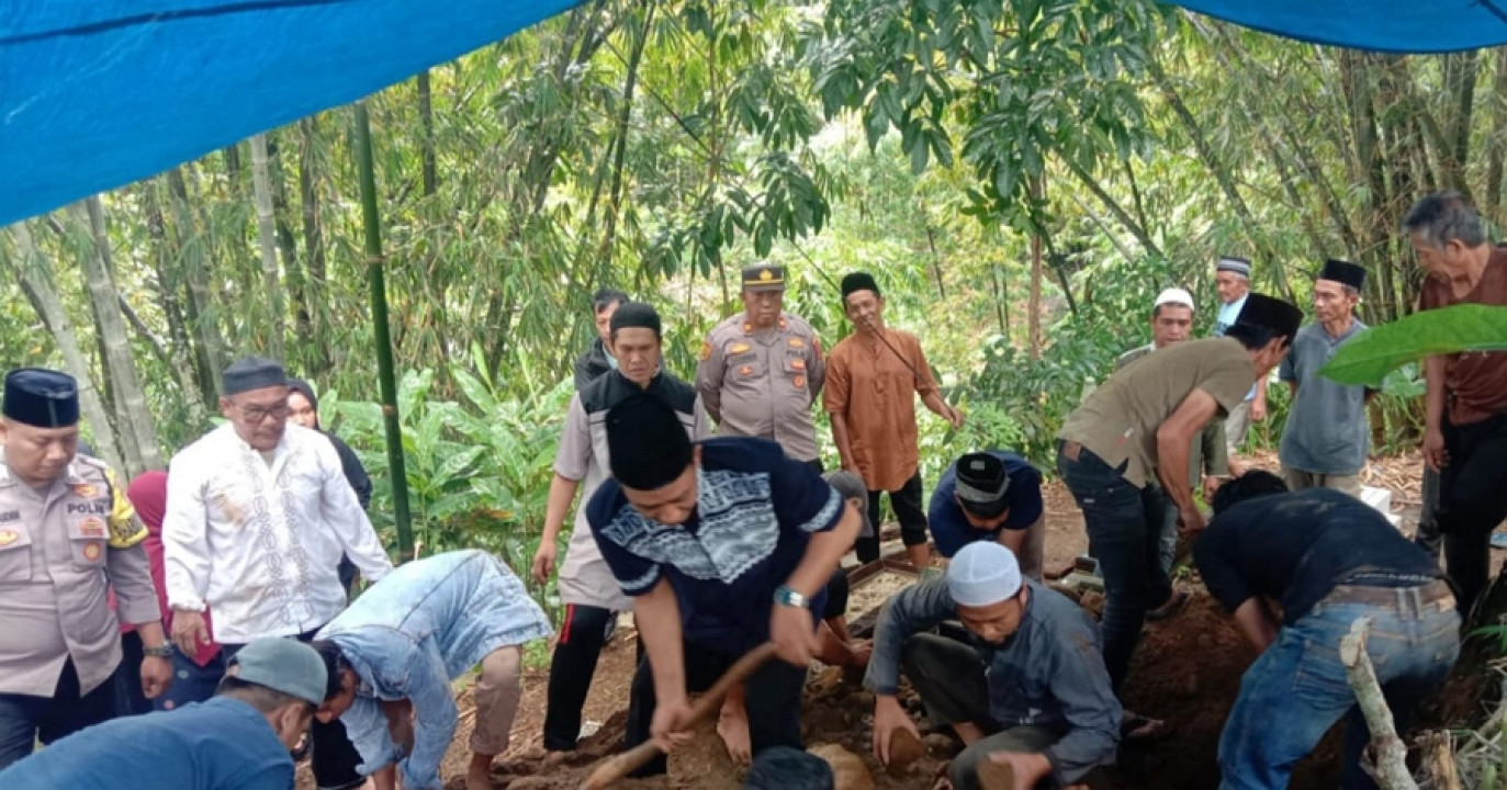 Polsek Sumberejo Kawal Pemakaman Korban Kebakaran Gedung Terra Drone Jakarta 