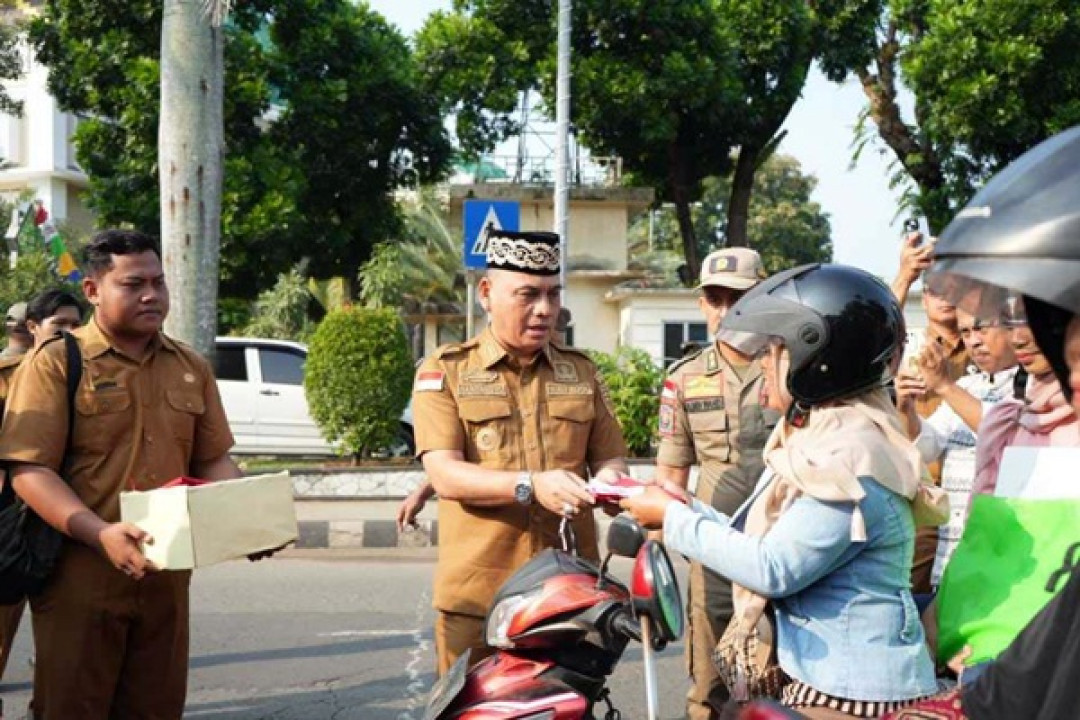 Turun_ke_jalan,_Wali_Kota_dan_Forkopimda_kompak_bagikan_Bendera_Merah_Putih.jpg