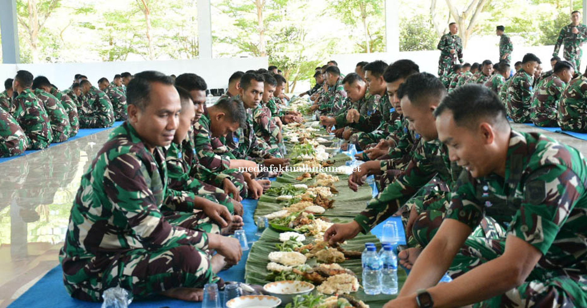 Jumat Berkah, Yonif 7 Marinir Gelar Makan Siang Bersama