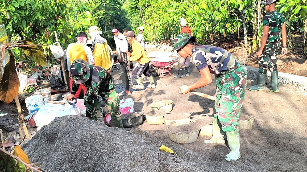 Satgas TMMD Ke-128 Kodim 0424/Tanggamus Kebut Pengerasan Jalan Penghubung Tiga Pekon