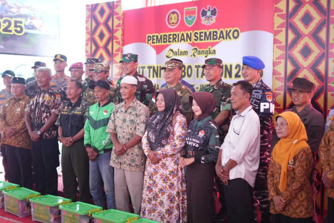 Peringati HUT TNI ke-80, Pangdam XXI/Radin Inten Gelar Bakti Sosial 