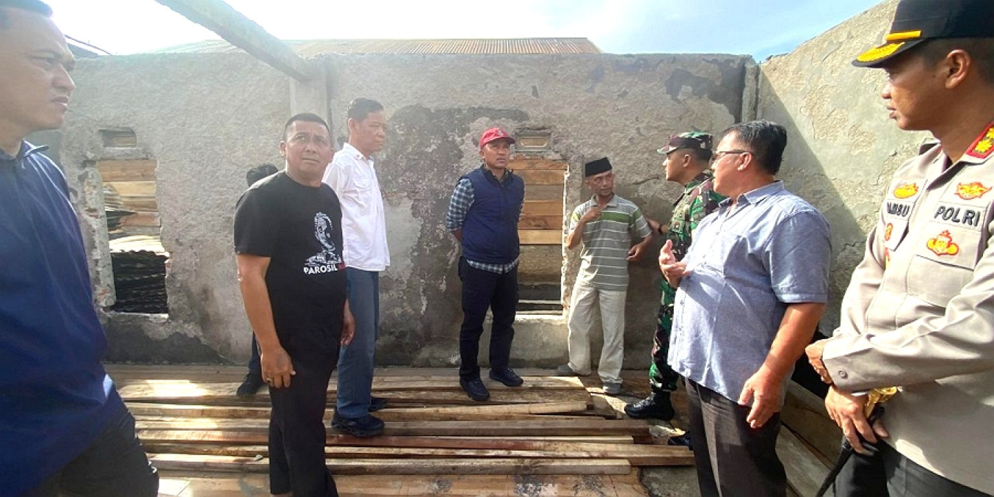 Tinjau Korban Kebakaran, Bupati Parosil Imbau Masyarakat Tingkatkan Kewaspadaan Bencana