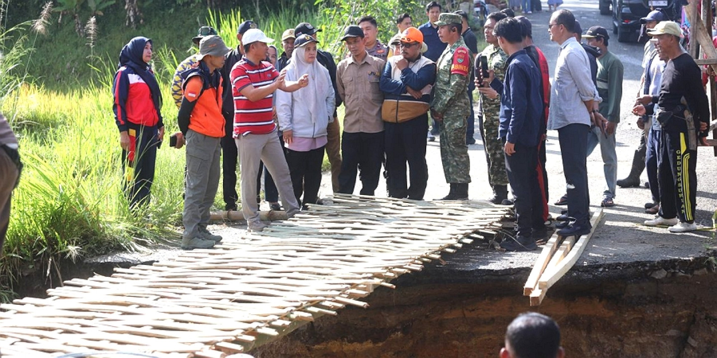 Bupati Parosil Tinjau Jalan Putus Gedung Surian–Air Hitam, Instruksikan Penanganan Darurat