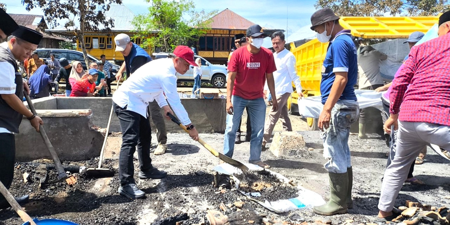 Bupati Parosil Mabsus Sambangi Korban Kebakaran di Belalau, Sampaikan Duka dan Harapan