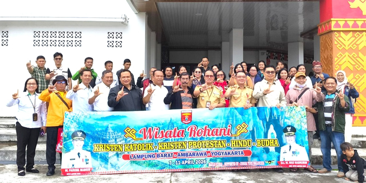 Sekda Lampung Barat Lepas 40 Peserta Wisata Rohani ke Yogyakarta