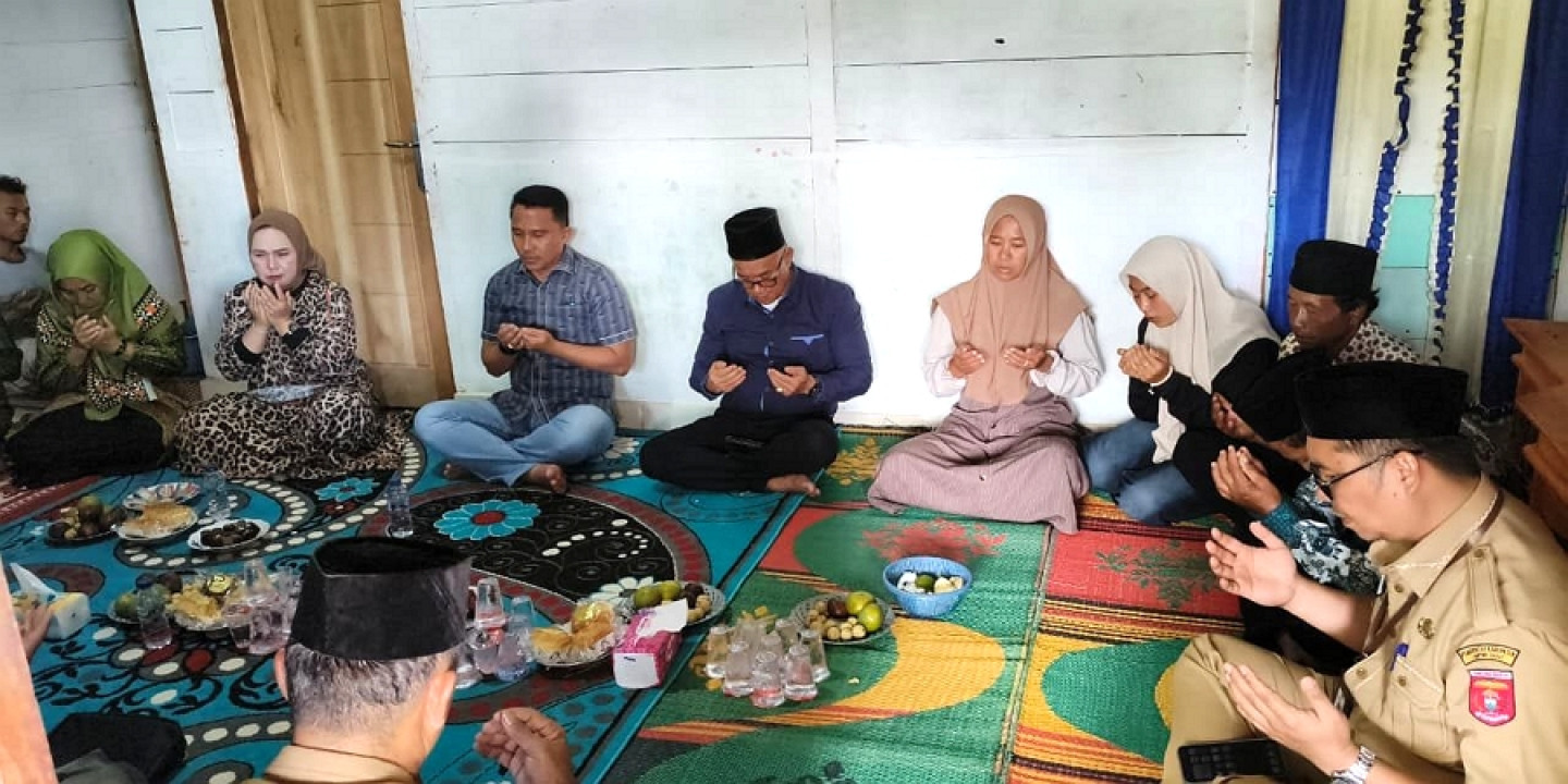 Duka Mendalam, Bupati Lampung Barat Takziah ke Keluarga Korban Kecelakaan Pengurus Muslimat NU