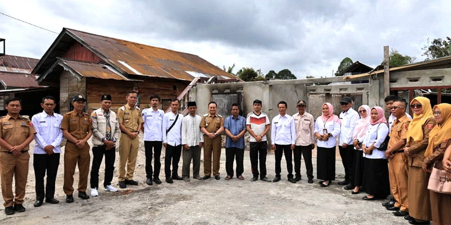 Wakil Bupati Serahkankan Bantuan Kepada Korban Kebakaran di Pekon Canggu