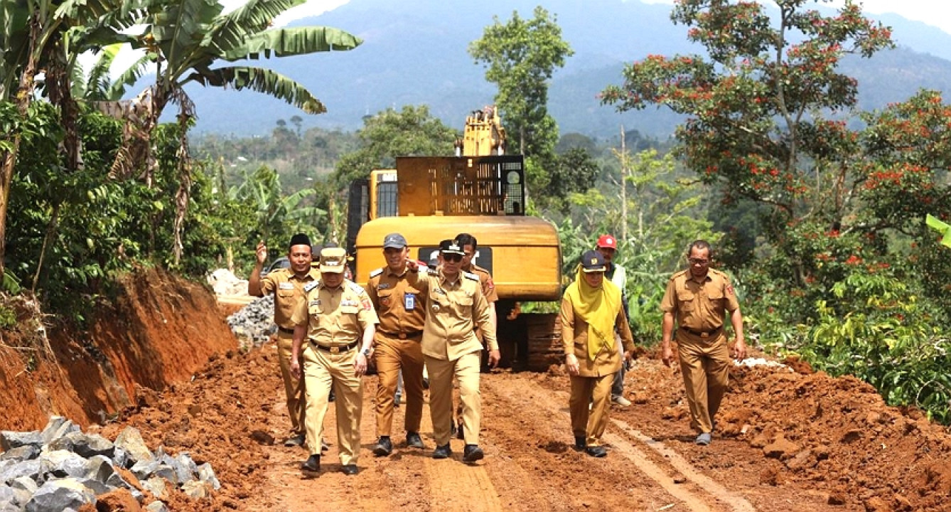 Bupati Tinjau Progres Pembangun Pembukaan Badan Jalan Menuju Lokasi Geothermal