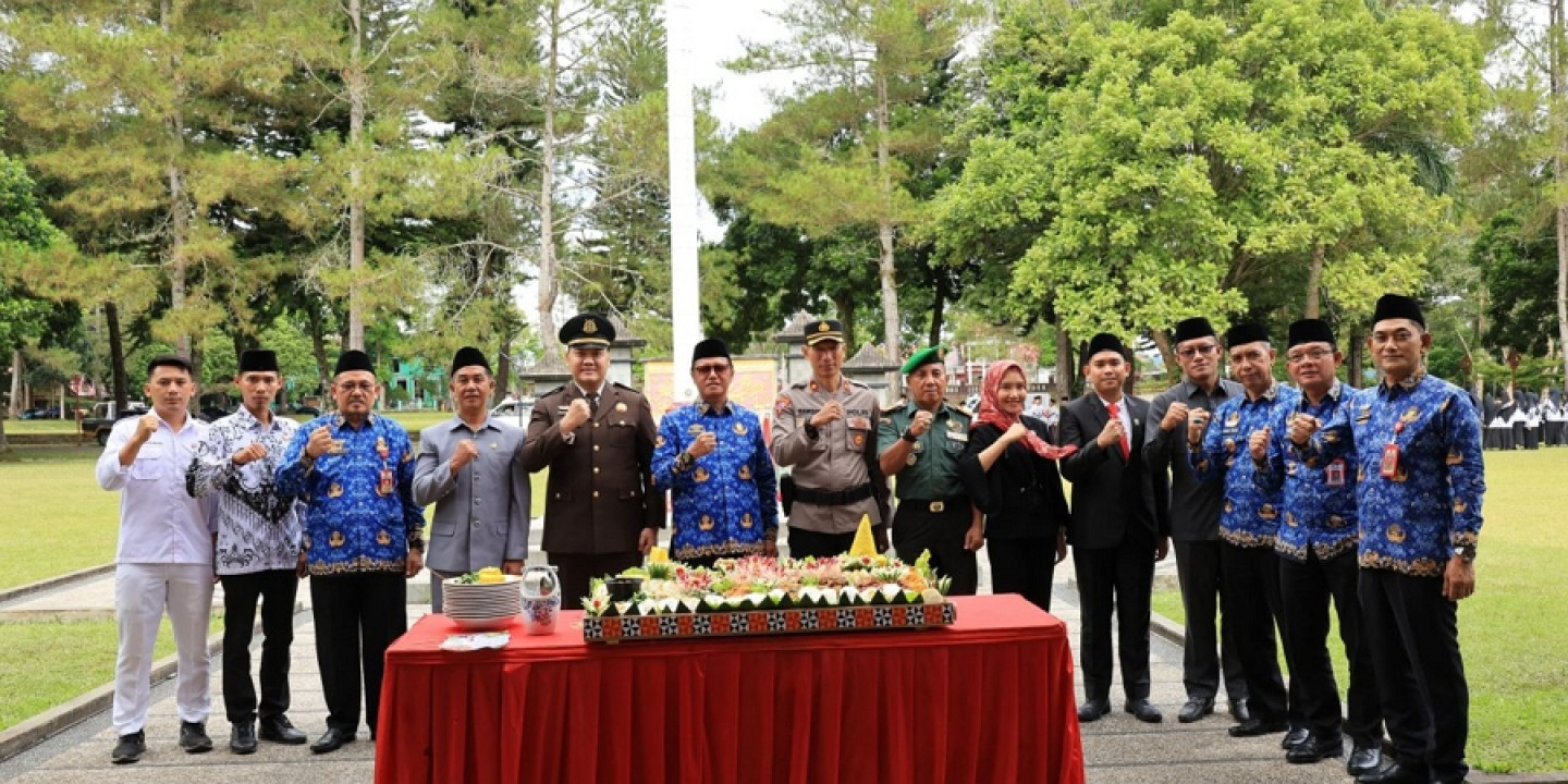 Pemkab Lambar Laksanakan Upacara HUT ke-54 KORPRI 