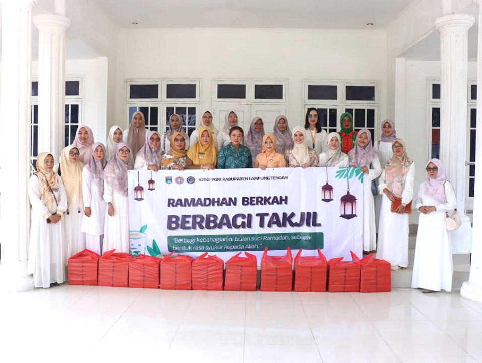 Plt. Ketua TP PKK Lampung Tengah Berbagi Takjil Bersama Organisasi Perempuan