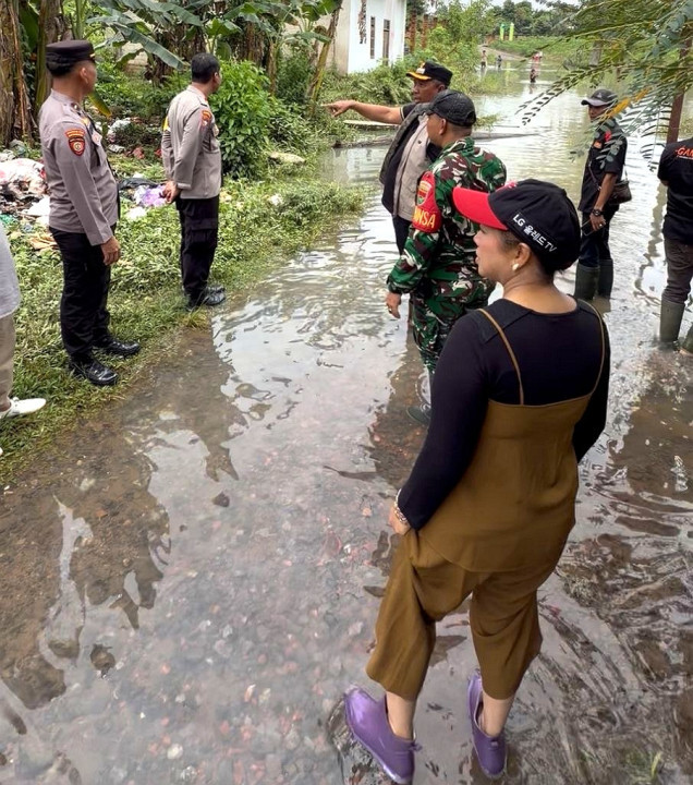 Plt. Bupati I Komang Koheri Turun Langsung Pantau Banjir di Kota Gajah