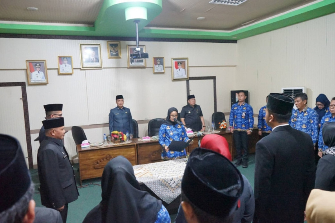 Bupati  Ela Siti Nuryamah Lantik 18 Pejabat