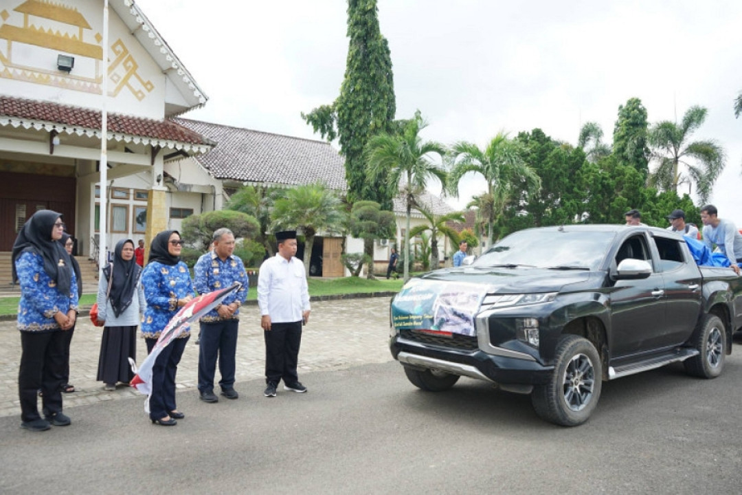 Bupati Ela Siti Nuryamah Lepas Relawan Lamtim Bantu Korban Bencana di Sumatera Barat