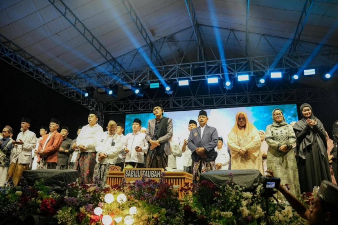 Bupati Hadiri Pengajian Akbar dan Sholawat Bersama Gus Iqdam di Sekampung Udik