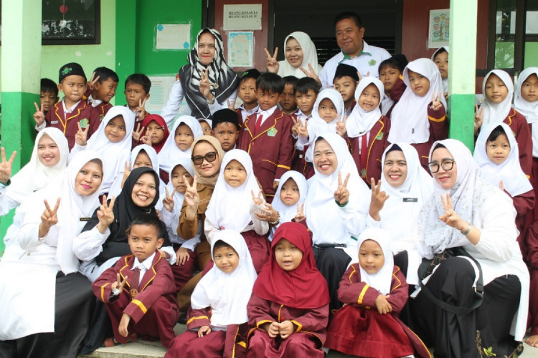 Bupati Ela Kunjungi Langsung SD MIN 2 Lamtim dan SD Negeri 2 Pasar Sukadana