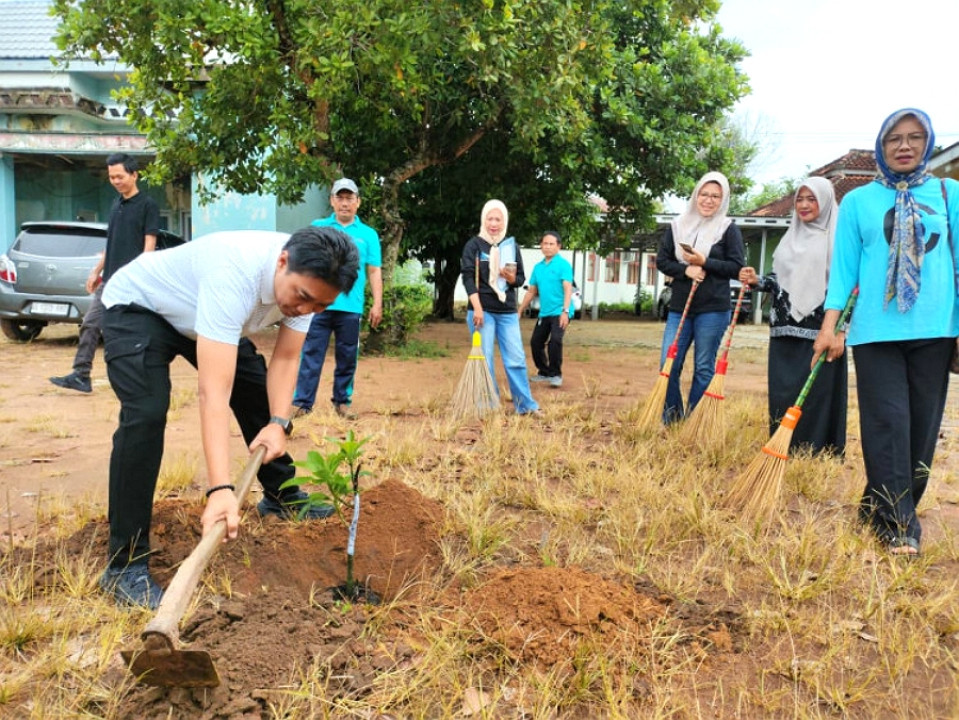 Pemkab Lamtim Gelar Gotong Royong dan Tanam Pohon di Lingkungan Perkantoran