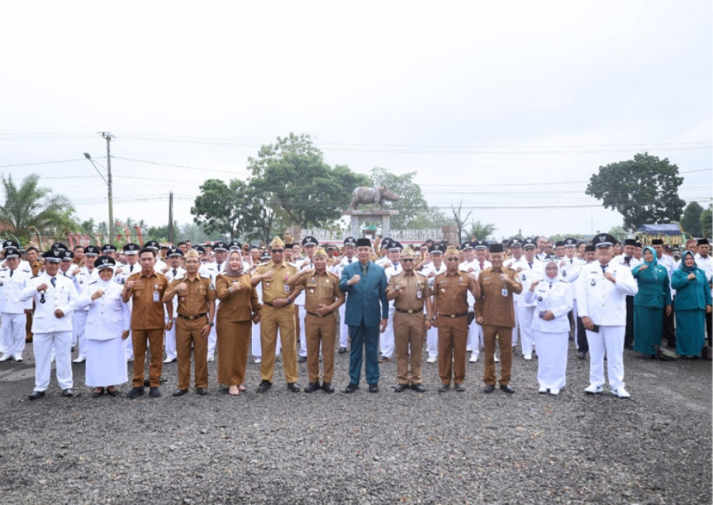 Sekda Rustam Effendi Pimpin Upacara Hari Desa Nasional