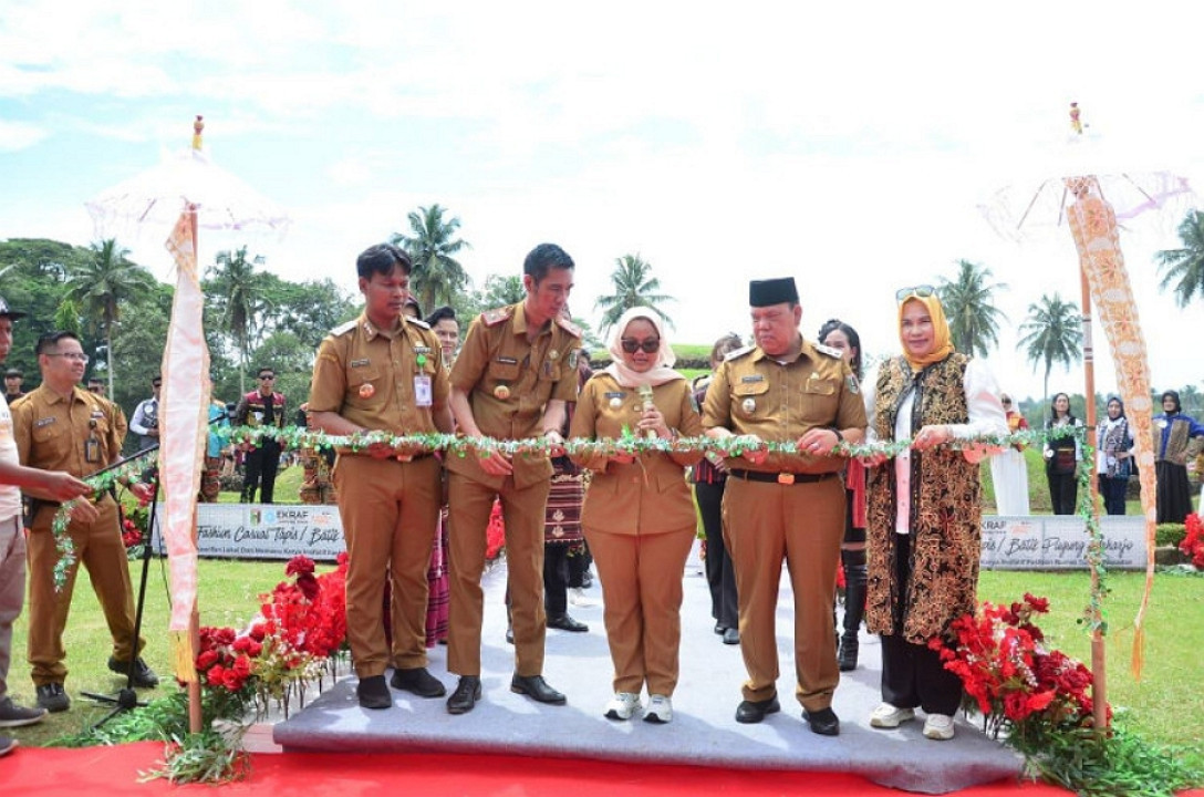 Bupati Ela Siti Nuryamah Buka Lomba Fashion Casual Tapis