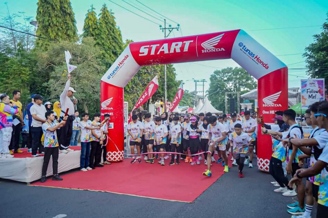 Warga Kota Metro Ikuti Color Bubble Run 2025 di Kawasan Taman Merdeka