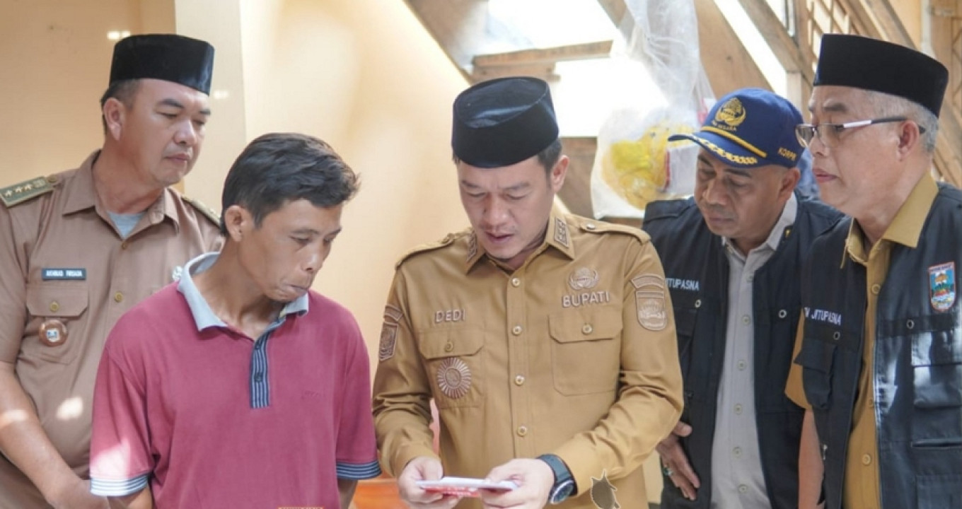Bupati Pesisir Barat Serahkan Bantuan Kepada Korban Kebakaran di Pekon Pemerihan