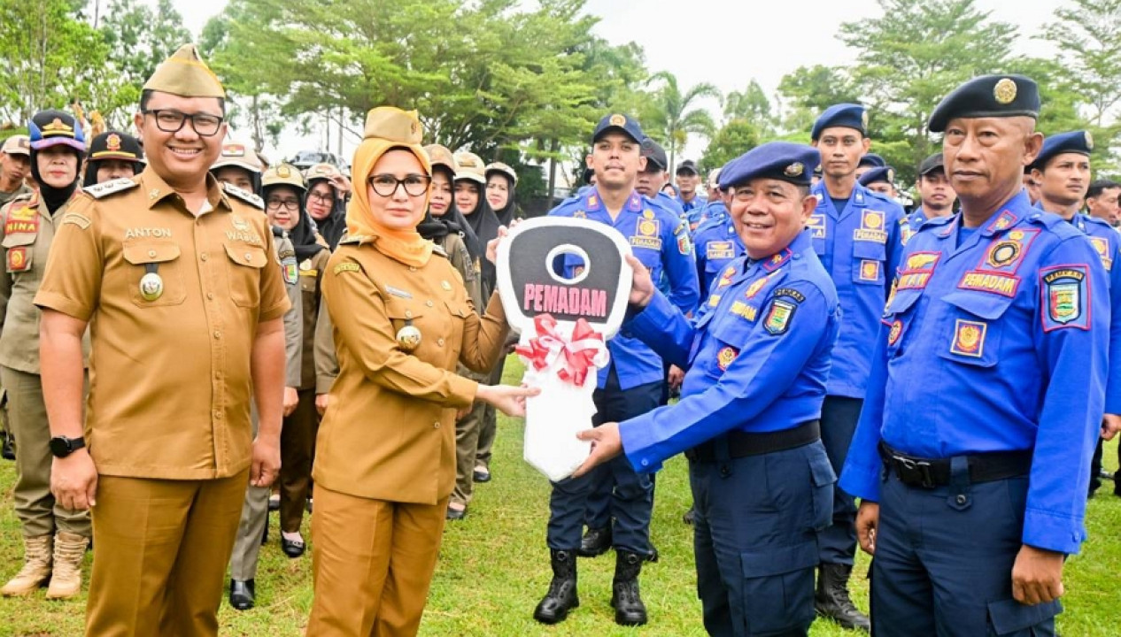 Pemkab Gelar Apel Mingguan dan Serahkan Kendaraan Damkar Hibah Pemrov DKI Jakarta