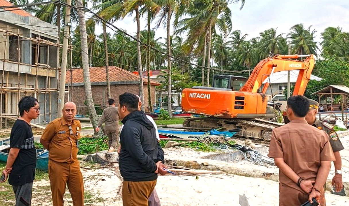 Bupati Pesisir Barat Tindaklanjuti Keluhan Warga Terkait Material Kayu di Pantai Tanjung Setia