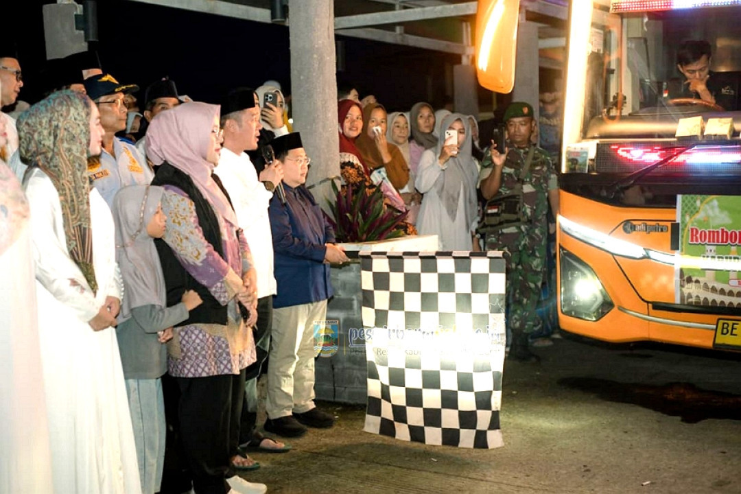 Bupati dan Wakil Bupati Pesisir Barat Lepas 76 Jamaah Haji Tahun 2026