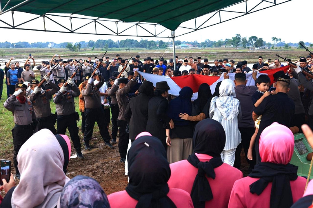 Kapolda Hadiri Upacara Pemakaman Bripka Anumerta Arya Supena 