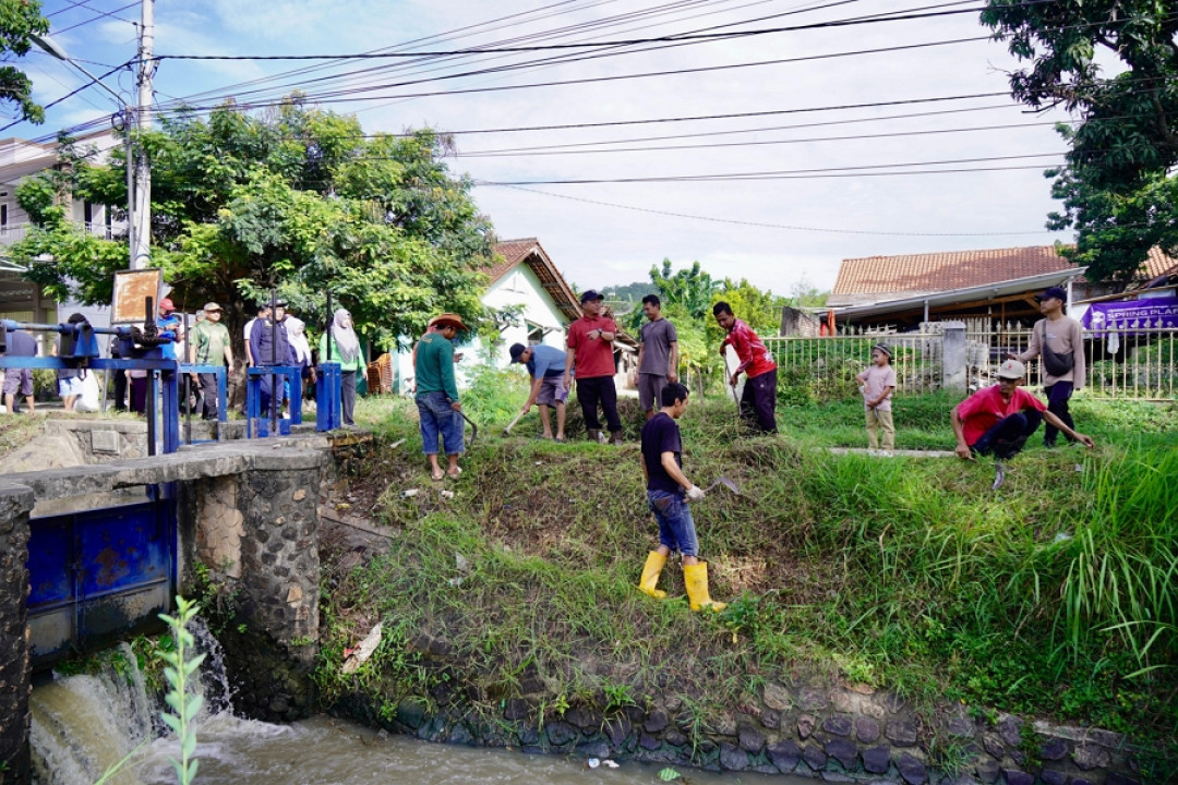 Bupati dan Wabup Pringsewu Gotong Royong bersama Warga Bersihkan Irigasi