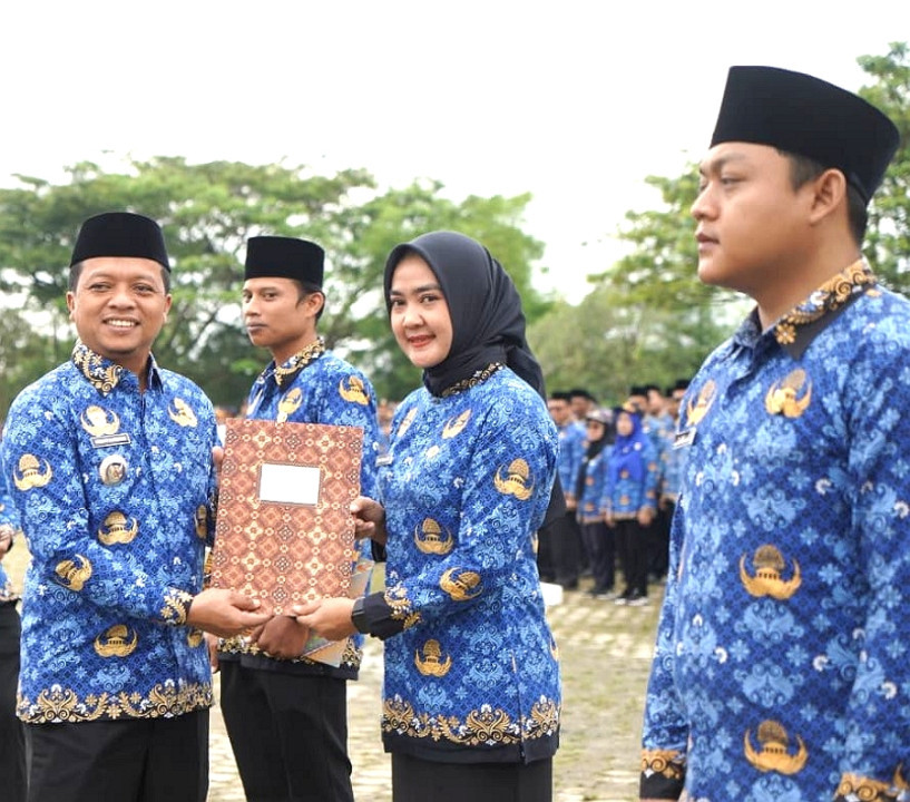 Apel Perdana 2026, Bupati Pringsewu Serahkan SK PPPK Paruh Waktu