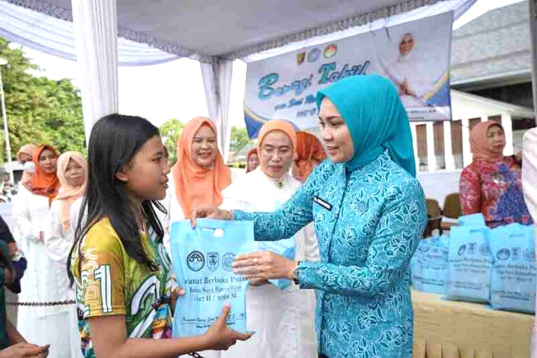 Ramadan Penuh Kepedulian, TP PKK dan DWP Lampung Kembali Bagikan Takjil di Depan Mahan Agung