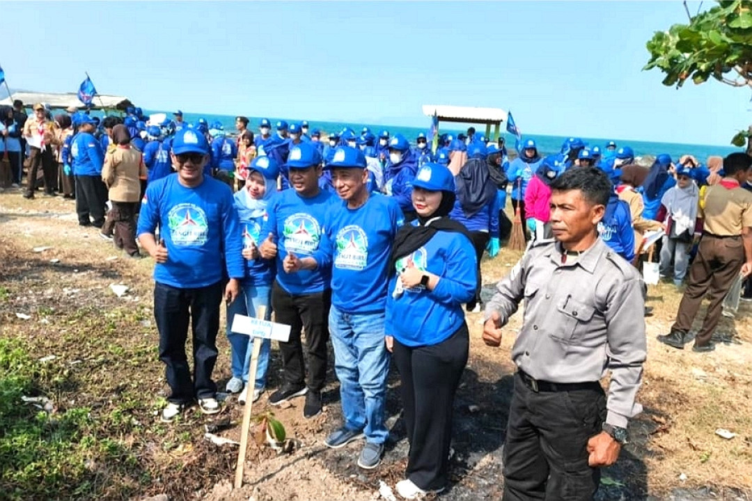 Aksi Nyata HUT ke-25 Demokrat di Lamsel: Gelar Bersih Pantai dan Tanam Pohon di Batu Rame
